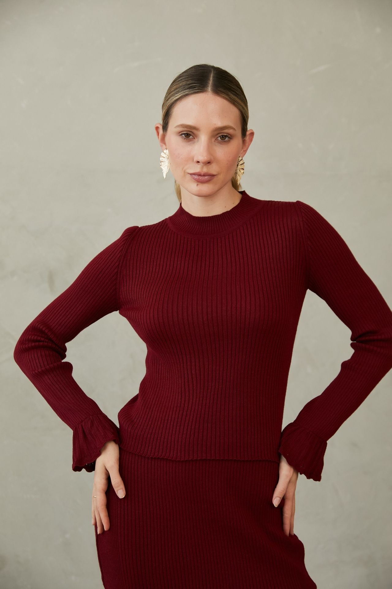 Confeccionado con una suave mezcla de algodón y poliéster. Su tela ofrece una ligera elasticidad y flexibilidad, adaptándose con gracia a tus movimientos sin sentirse rígida ni ajustada. Gracias a su textura ligera y respirable, es ideal para usar todo el día en cualquier estación. 


 

Este top es perfecto tanto para salidas casuales como para noches relajadas. Para conservar su calidad, se recomienda lavarlo en ciclo delicado con agua fría. Al secarlo, utiliza aire frío o déjalo secar al natural para mantener su forma y suavidad originales.

 

Esta prenda es muy delicada. Para evitar enganches, evita superficies ásperas y ten cuidado al usar joyas o carteras. Como las prendas tejidas pueden estirarse al colgarlas, se recomienda guardarlas dobladas.


La modelo mide 1.75 y está usando la talla SM en chompa y falda.

​Medidas

 

Talla SM: 
Busto: contorno 60 cms / estira hasta 103 cms
Cintura: contorno 55 cms / estira hasta 80 cms
Largo: 47.5 cms
Brazo: 72 cms
Largo de costado: 32 cms

 

Talla ML:

Busto: 62 cms contorno / estira hasta 107 cms
Cintura: 57 cms contorno / estira  hasta 85 cms
Largo: 48 cms
Brazo: 73 cms
Largo de costado: 33 cms
