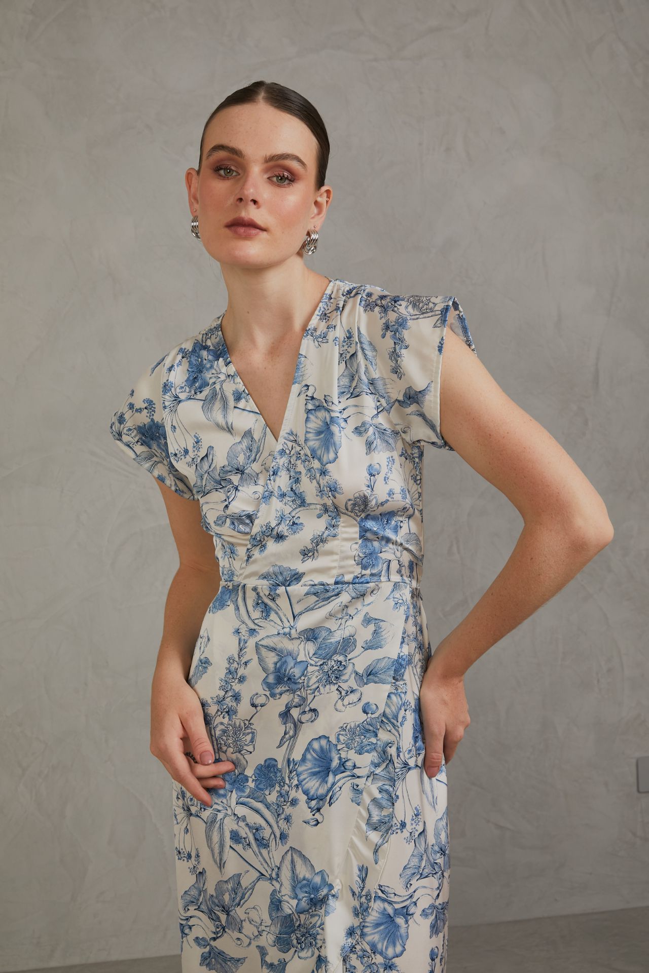 Vestido cruzado con pinzas en la cintura, elástico en la espalda, detalle de falda envolvente con bobos y lazopara amarrar.
– Tela: Seda
– Cuidados de la prenda: No usar lejia, plancha max 110°c, lavar a maquina max 30°c centrifugado corto, no limpiar en seco, no se puede usar secadora. De preferencia lavado a mano
