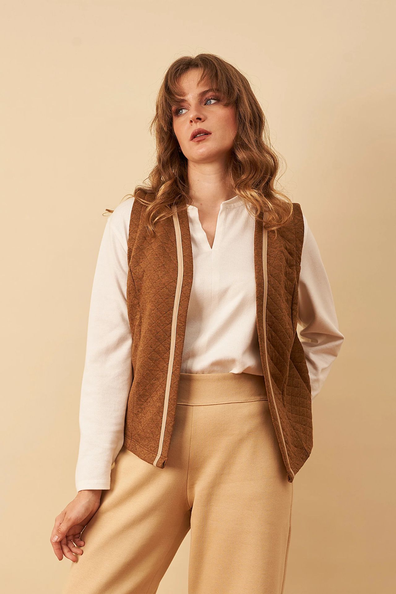 Chaleco Luna está hecho con algodón pima peruano premium, un material suave y duradero. Perfecto para combinar con looks sencillos o para darle un toque diferente a prendas más formales. Es ideal para esos días donde quieres algo cómodo, pero con estilo.
