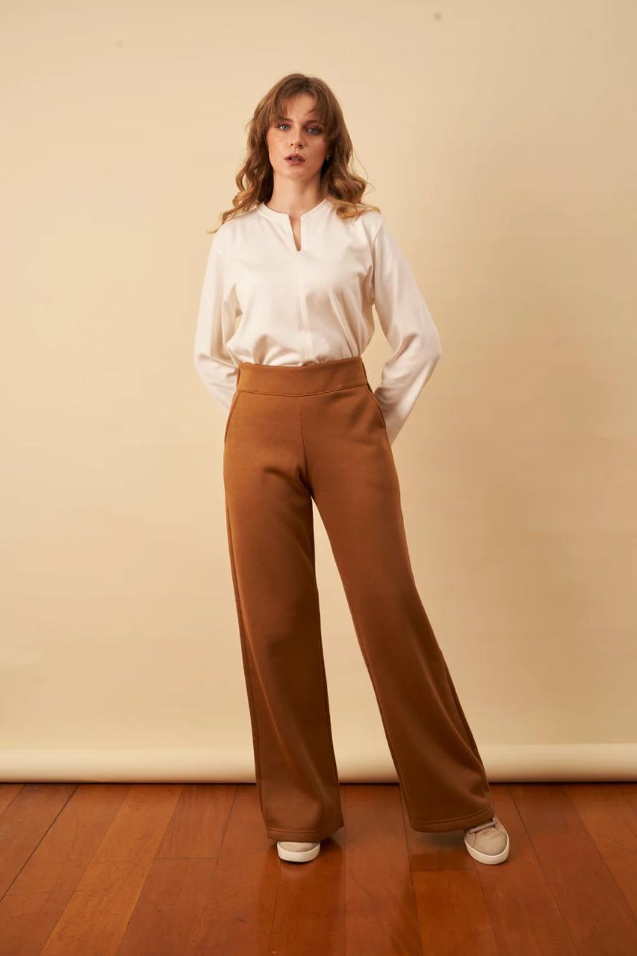 El Pantalón Ruth está confeccionado en algodón pima peruano, un material conocido por su suavidad y durabilidad. Su tejido de punto franelas es ideal para los días más frescos, mientras que su textura lisa y el brillo natural le dan un toque sofisticado. Es perfecto para un día en la oficina, pero también puedes llevarlo en planes más relajados. Su corte clásico te permitirá combinarlo con todo tipo de blusas y camisas.
