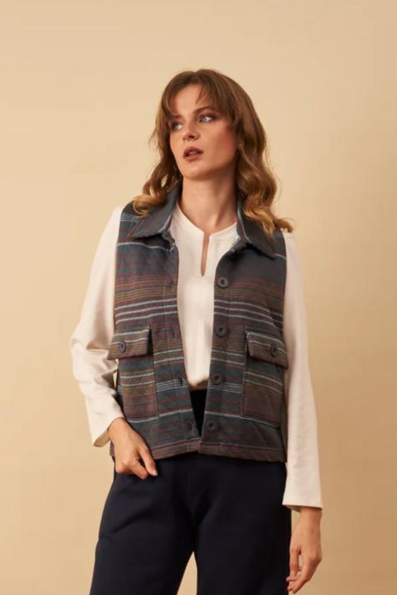 Es una prenda sencilla y cómoda, hecha de algodón pima peruano. Perfecto para esos días en los que buscas algo liviano y práctico, este chaleco se adapta fácilmente a diferentes looks. Ya sea que lo uses para una salida relajada o para agregar una capa extra de comodidad, se convertirá en un básico de tu armario.

Características de la tela:

Doble Pima by U’Know - Una tela exclusiva de doble algodón pima con interior acolchado. Suave, abrigadora y ligera, con costuras cuadradas que crean una textura única. Ideal para acompañarte con comodidad y estilo en días frescos.
