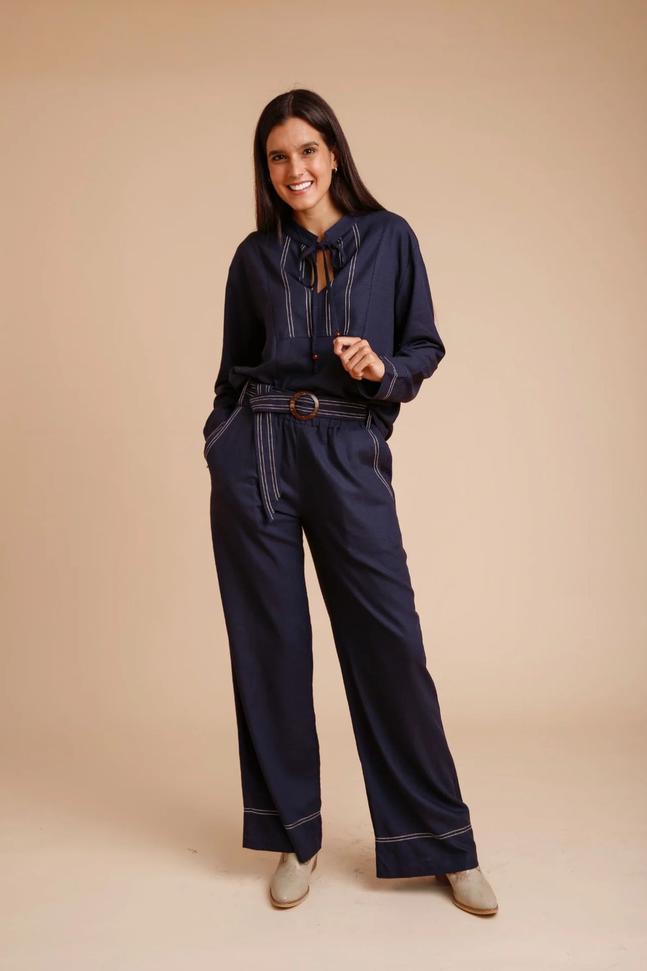 Tu set Asia &amp;amp; Kaloni es súper versátil, cómodo y moderno!

Disfruta la naturalidad del lino italiano y la increible caida de la viscosa!! 

Comodidad, a temporalidad y elegancia! Tres principios básicos de nuestras prendas!! 

 

. Puedes usar lavadora y secadora en ciclo delicado.
. Prenda pretratada, no encoge

 Tallas completas S/M  M/L y L/XL
