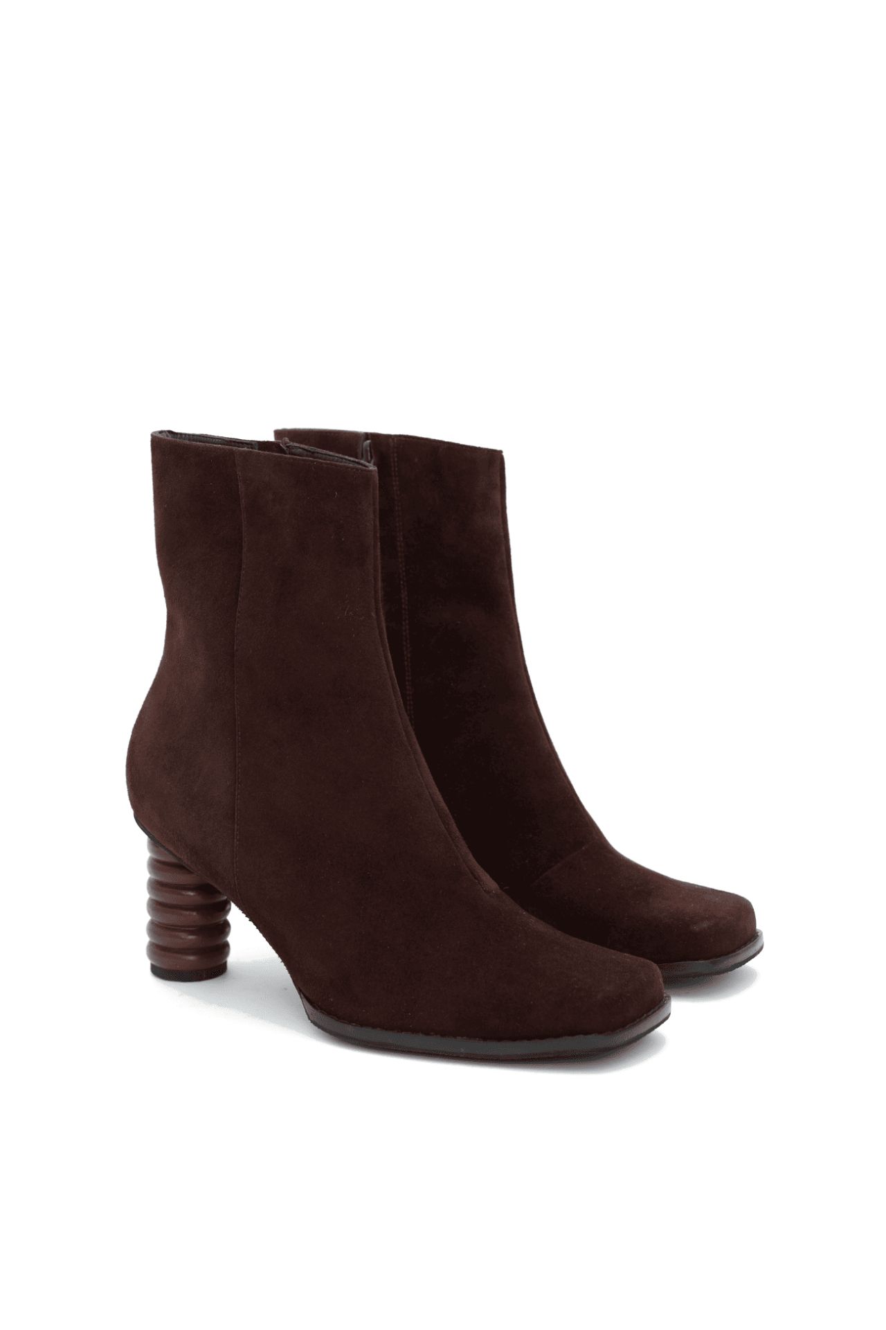 Nuestras botas Ruway anillos se destacan por su diseño y su distintiva punta cuadrada. Estas botas serán tus favoritas este invierno, esta vez tiene un taco con anillo barnizado de 7 cm, es el tamaño ideal. Súper cómodo, estable y con un toque único.

Disponibles en colores neutros —beige, marrón y negro— son versátiles y fáciles de combinar para cualquier ocasión.

Material: Botines 100% gamuza
Altura del taco: 7 cm

Hechos a mano por artesanos peruanos
