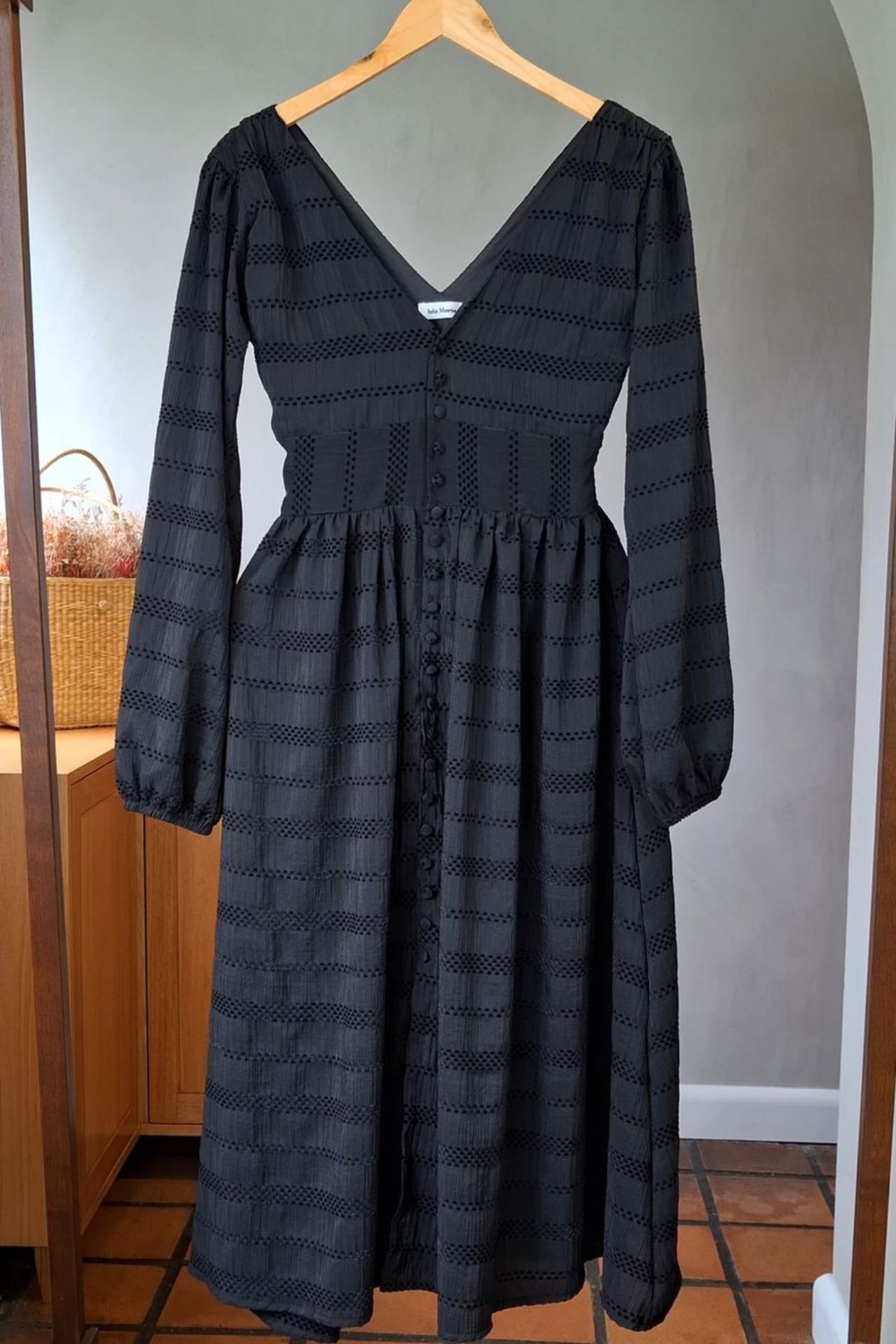 

 

Vestido línea A con recogidos, botones forrados en el centro y mangas abullonadas. 

 

Material: 100% algodón.
