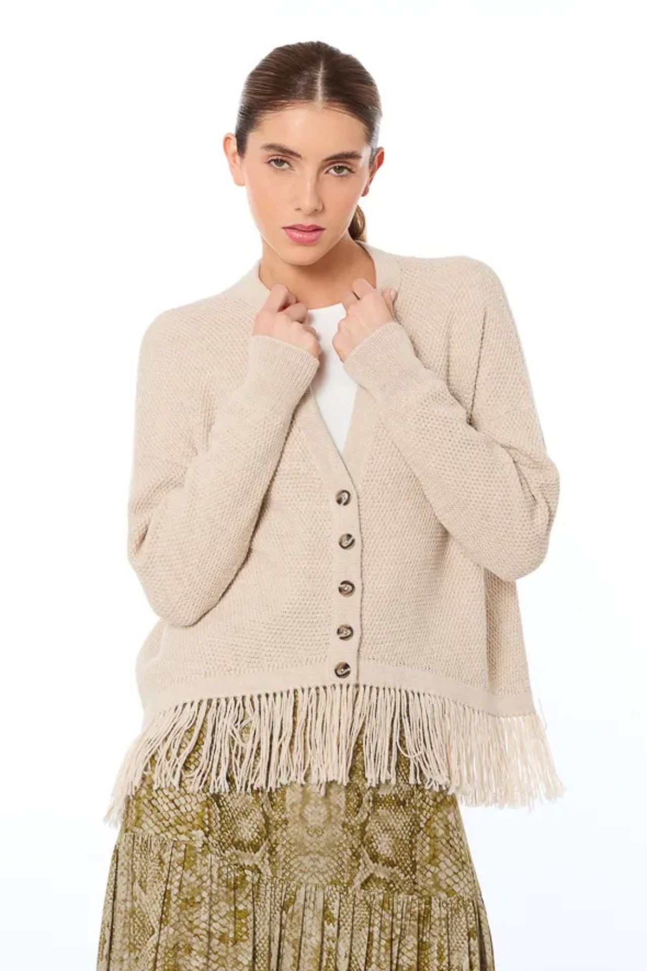 El Cardigan Flecos es la prenda ideal para esos días en los que quieres sentirte abrigada sin perder el estilo. Confeccionado en un tejido de alta calidad ofrece una textura suave, cálida y ligera, perfecta para acompañarte en entretiempo o invierno.

Su diseño destaca por su silueta relajada, botones frontales en tono madera y un toque bohemio gracias a los flecos en el borde inferior, que añaden movimiento y originalidad. Versátil y atemporal, este cardigan elevará cualquier look, desde jeans hasta vestidos.


	Composición: 50%ALPACA-5% WOOL-45%ACRILICO
	Tela: Tejido

