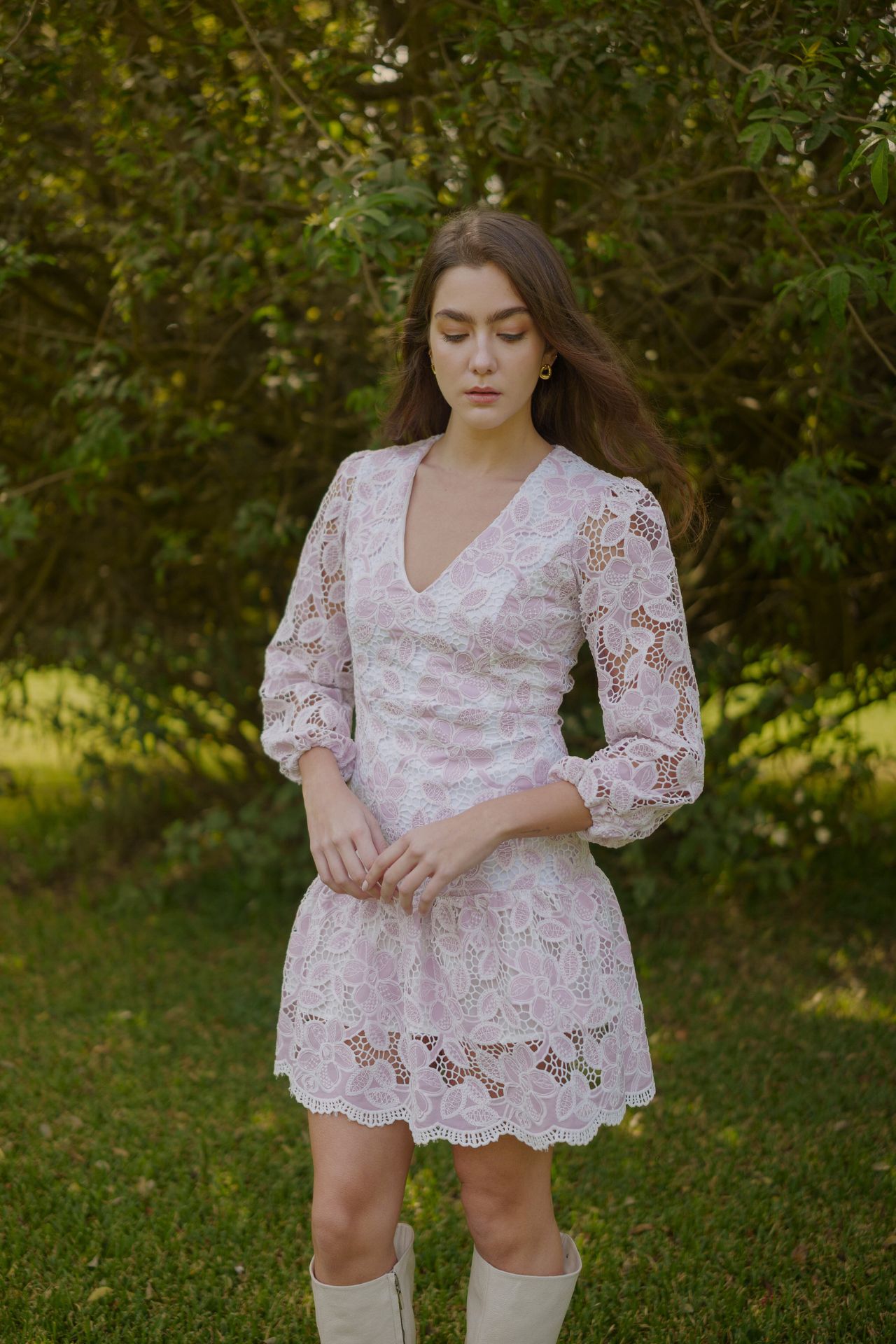 Daydream es un mini vestido entallado de broderie floreado, con una falda corta de suave vuelo y forro interno en toda la prenda para mayor comodidad. Sus mangas 3/4 semi globo aportan un aire romántico y femenino, mientras que el cierre invisible posterior mantiene una silueta limpia y elegante.

Ideal para esa ocasión especial que recordarás para siempre, Daydream combina delicadeza, estilo y un encanto atemporal que no pasa desapercibido. Disponible en color celeste y lila. 

La modelo usa talla S.

