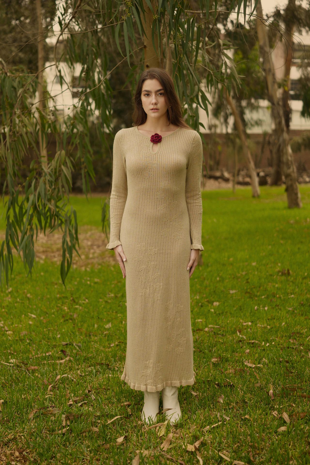 Petals Knit es un maxi vestido tejido de manga larga con un delicado punto de flores tipo tulipán que recorre todo el diseño. Su composición de 30% baby alpaca lo hace suave, abrigador y elegante, ideal para esos días en los que quieres sentirte especial.

Destaca por sus bobos en mangas y basta, que le aportan un toque romántico y movimiento sutil, mientras que una pequeña abertura en el pecho adornada con una flor tejida a mano lo convierte en una pieza única.

Perfecto para ocasiones especiales, momentos memorables y para recibir todos los halagos.

Disponible en colores beige y vino.
La modelo usa talla XS/S
