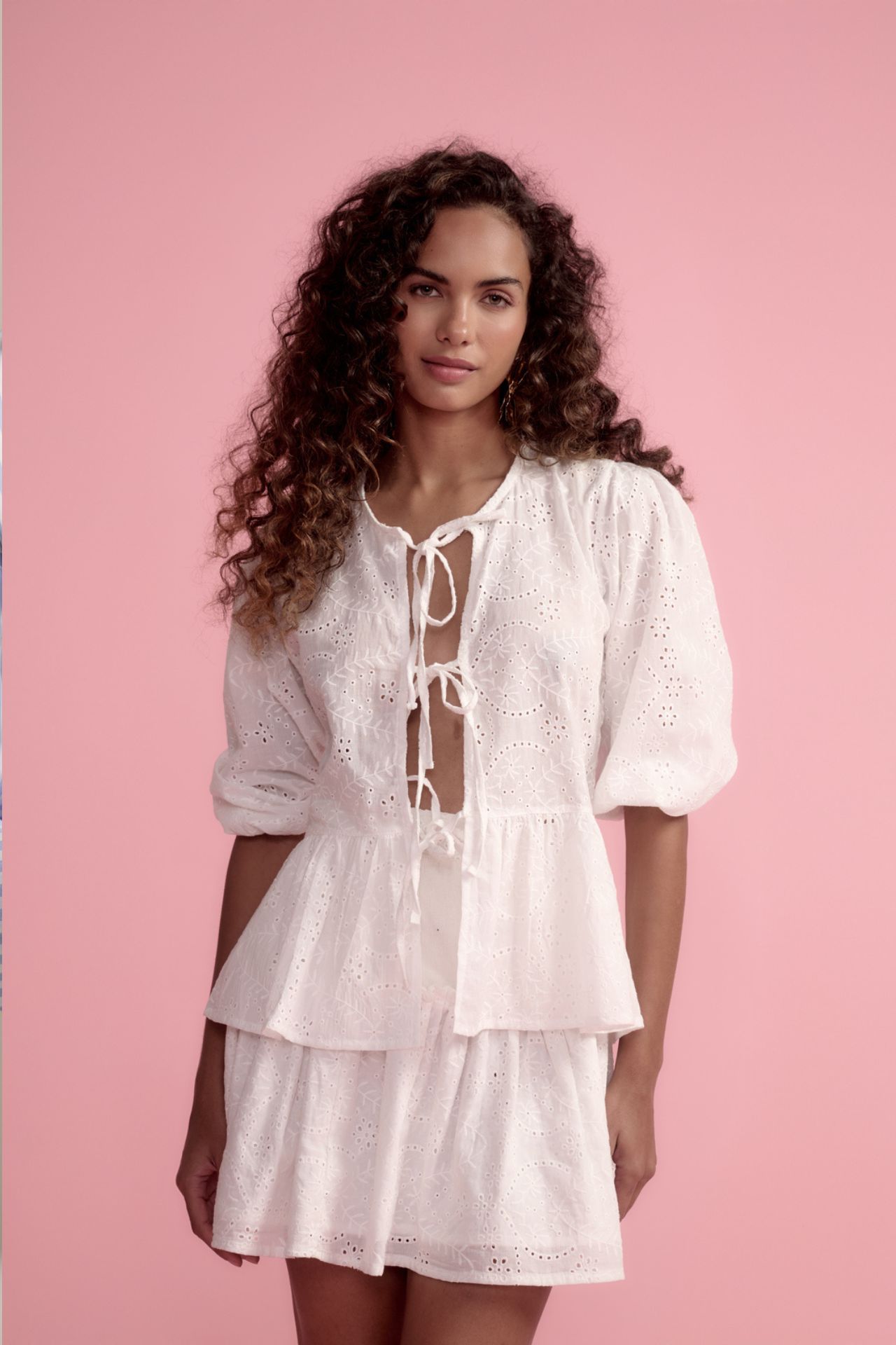 Top Lima, una blusa fresca, femenina y lleno de encanto. Su diseño ligero con lazos frontales y mangas con volumen aporta un toque vibrante y romántico, convirtiéndolo en la pieza ideal para realzar tus looks de verano.

XS/S
BUSTO: 44CM
HOMBROS: 34CM
ANCHO: 41CM
LARGO: 63CM
SISA: 26CM

M/L
BUSTO: 44CM
HOMBROS: 36CM
ANCHO: 45CM
LARGO: 68CM
SISA: 27CM
