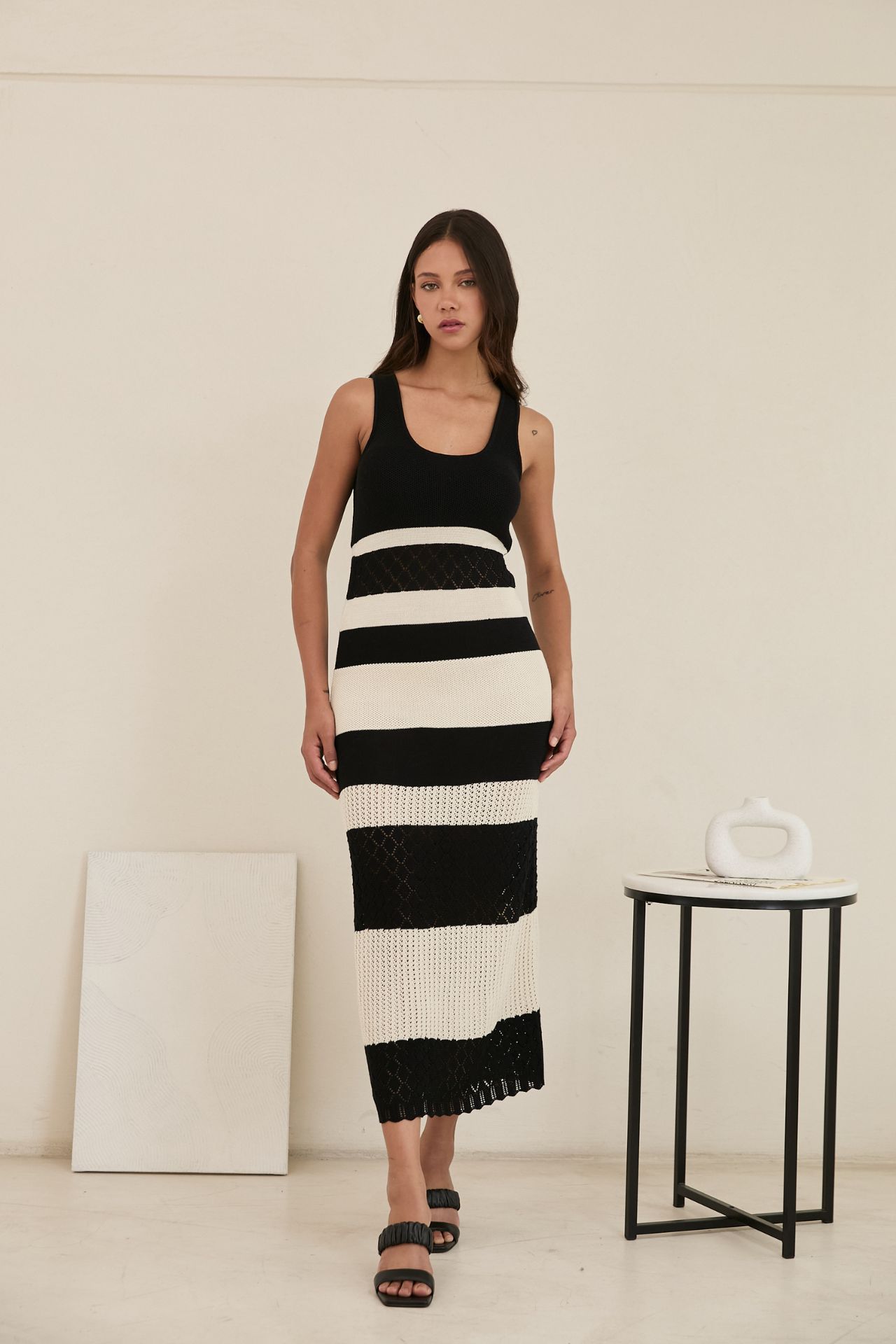 Vestido tejido en hilo de algodón con poliéster. 
El tejido expande, no es rígido.
Lavar en ciclo delicado con agua fría.
Secar con aire frío, o al aire libre.
 

TALLA S
Largo 127
Busto 60/ Expande hasta 86
Cintura 66/ Expande hasta 76
Cadera 76/Expande hasta 96
TALLA M
Largo 127
Busto 68/ Expande hasta 90
Cintura 63/ Expande hasta 83
Cadera 86/ Expande hasta 114
TALLA L
Largo 127
Busto 70/ Expande hasta 100
Cintura 66/ Expande hasta 98
Cadera 96/ Expande hasta 116
