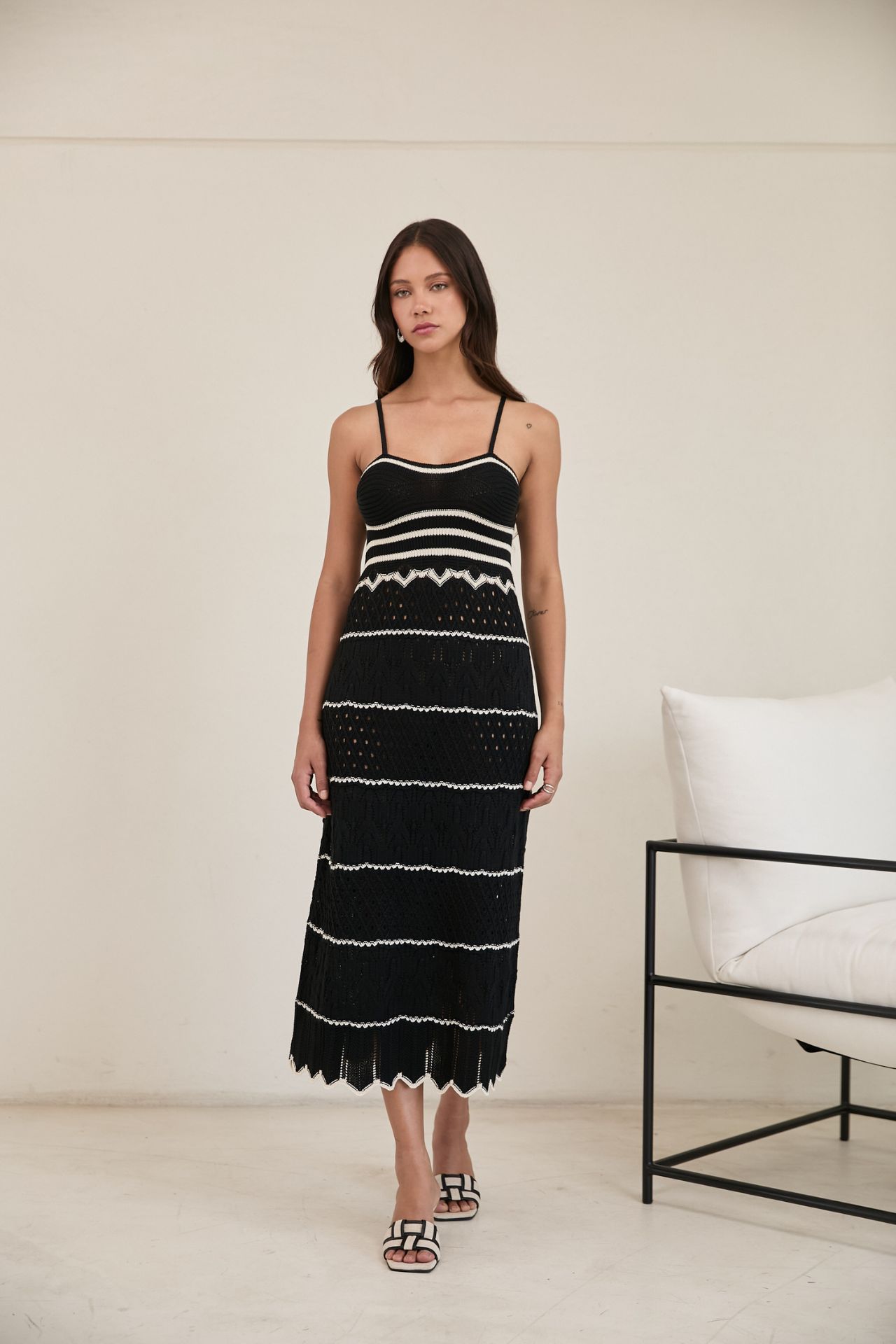 Confeccionado con una suave mezcla de algodón y poliéster. Su tela ofrece una ligera elasticidad y flexibilidad, adaptándose con gracia a tus movimientos sin sentirse rígida ni ajustada. Gracias a su textura ligera y respirable, es ideal para usar todo el día en cualquier estación. 


 

Este vestido es perfecto  tanto para salidas casuales como para noches relajadas. Para conservar su calidad, se recomienda lavarlo en ciclo delicado con agua fría. Al secarlo, utiliza aire frío o déjalo secar al natural para mantener su forma y suavidad originales.

 

Esta prenda es muy delicada. Para evitar enganches, evita superficies ásperas y ten cuidado al usar joyas o carteras. Como las prendas tejidas pueden estirarse al colgarlas, se recomienda guardarlas dobladas.


El tejido tiene lurex para darle ese brillo especial.

La modelo mide 1.75 y está usando la talla S en Vestido.

TALLA S
Largo 125
Busto 73/ Expande hasta 88
Cintura 70/ Expande hasta 86
Cadera 80/Expande hasta 100
TALLA M
Largo 125
Busto 74/ Expande hasta 92
Cintura 72/ Expande hasta 98
Cadera 84/ Expande hasta 102
TALLA L
Largo 125
Busto 76/ Expande hasta 94
Cintura 74/ Expande hasta 100
Cadera 86/ Expande hasta 104
