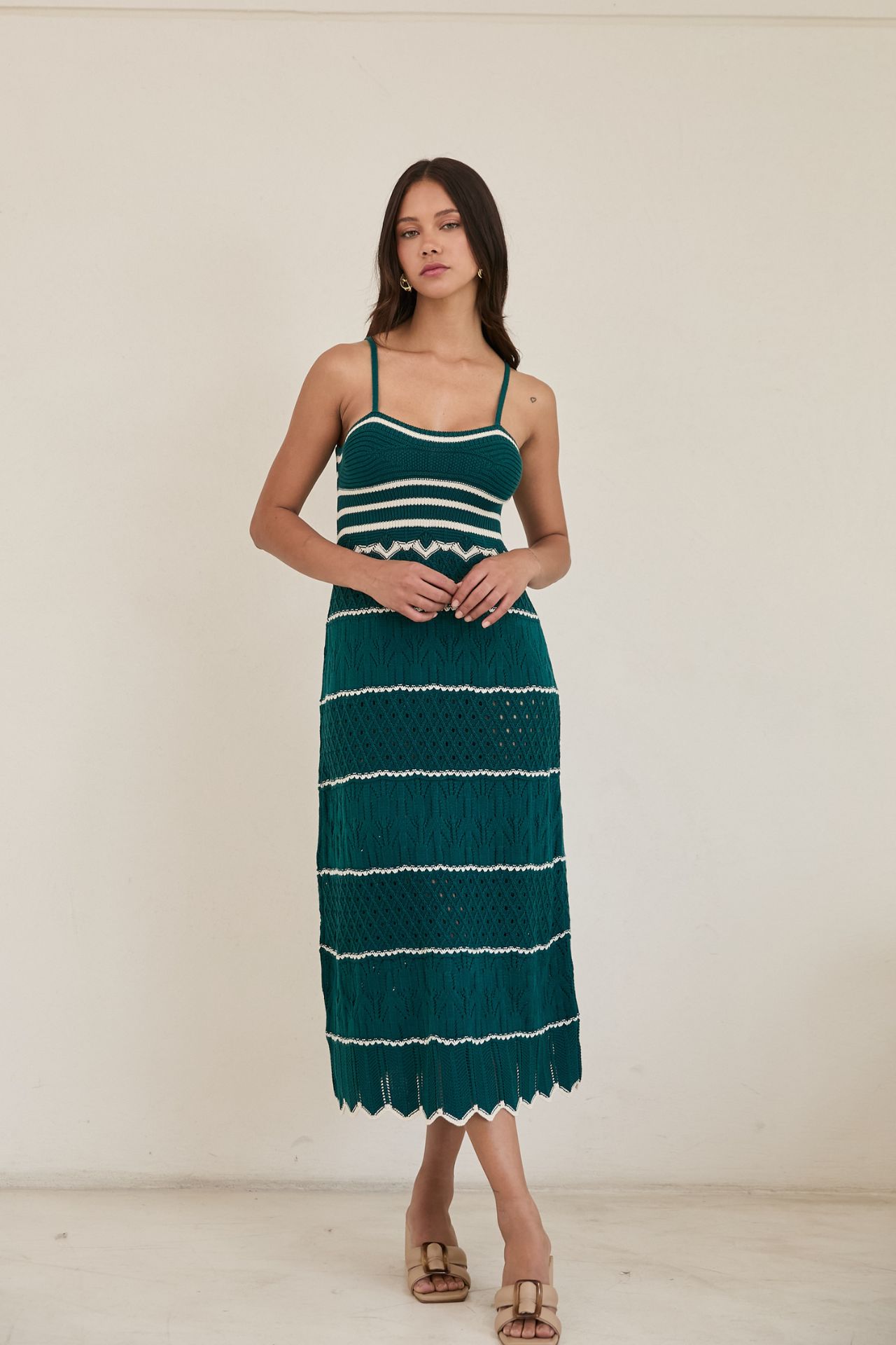 Confeccionado con una suave mezcla de algodón y poliéster. Su tela ofrece una ligera elasticidad y flexibilidad, adaptándose con gracia a tus movimientos sin sentirse rígida ni ajustada. Gracias a su textura ligera y respirable, es ideal para usar todo el día en cualquier estación. 


 

Este vestido es perfecto  tanto para salidas casuales como para noches relajadas. Para conservar su calidad, se recomienda lavarlo en ciclo delicado con agua fría. Al secarlo, utiliza aire frío o déjalo secar al natural para mantener su forma y suavidad originales.

 

Esta prenda es muy delicada. Para evitar enganches, evita superficies ásperas y ten cuidado al usar joyas o carteras. Como las prendas tejidas pueden estirarse al colgarlas, se recomienda guardarlas dobladas.


El tejido tiene lurex para darle ese brillo especial.

La modelo mide 1.75 y está usando la talla S en Vestido.

TALLA S
Largo 125
Busto 73/ Expande hasta 88
Cintura 70/ Expande hasta 86
Cadera 80/Expande hasta 100
TALLA M
Largo 125
Busto 74/ Expande hasta 92
Cintura 72/ Expande hasta 98
Cadera 84/ Expande hasta 102
TALLA L
Largo 125
Busto 76/ Expande hasta 94
Cintura 74/ Expande hasta 100
Cadera 86/ Expande hasta 104
