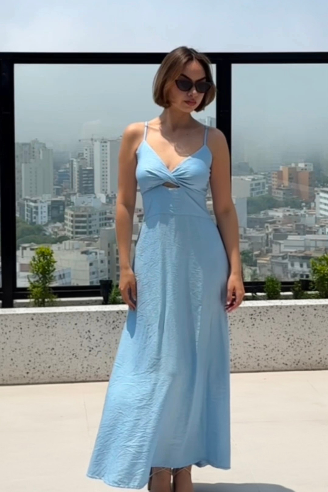 Hecho en tela Galia, una tela de estructura plana, suave y de caída ligera.

Tiene tiras regulables, escote con forro y espalda de panal de abeja que se amolda perfectamente a las tallas S-M
