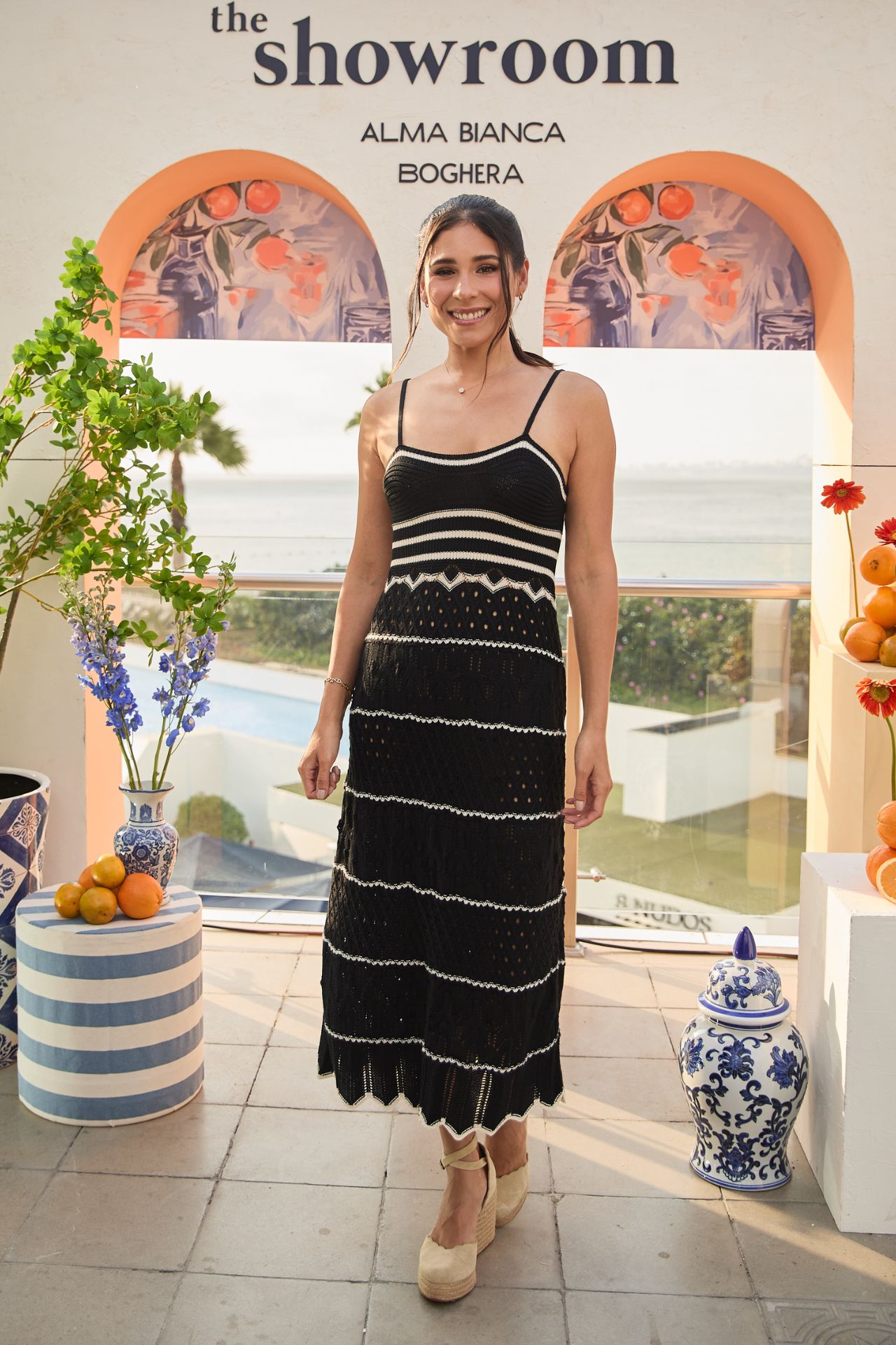 Confeccionado con una suave mezcla de algodón y poliéster. Su tela ofrece una ligera elasticidad y flexibilidad, adaptándose con gracia a tus movimientos sin sentirse rígida ni ajustada. Gracias a su textura ligera y respirable, es ideal para usar todo el día en cualquier estación. 


 

Este vestido es perfecto  tanto para salidas casuales como para noches relajadas. Para conservar su calidad, se recomienda lavarlo en ciclo delicado con agua fría. Al secarlo, utiliza aire frío o déjalo secar al natural para mantener su forma y suavidad originales.

 

Esta prenda es muy delicada. Para evitar enganches, evita superficies ásperas y ten cuidado al usar joyas o carteras. Como las prendas tejidas pueden estirarse al colgarlas, se recomienda guardarlas dobladas.


El tejido tiene lurex para darle ese brillo especial.

La modelo mide 1.75 y está usando la talla S en Vestido.

TALLA S
Largo 125
Busto 73/ Expande hasta 88
Cintura 70/ Expande hasta 86
Cadera 80/Expande hasta 100
TALLA M
Largo 125
Busto 74/ Expande hasta 92
Cintura 72/ Expande hasta 98
Cadera 84/ Expande hasta 102
TALLA L
Largo 125
Busto 76/ Expande hasta 94
Cintura 74/ Expande hasta 100
Cadera 86/ Expande hasta 104
