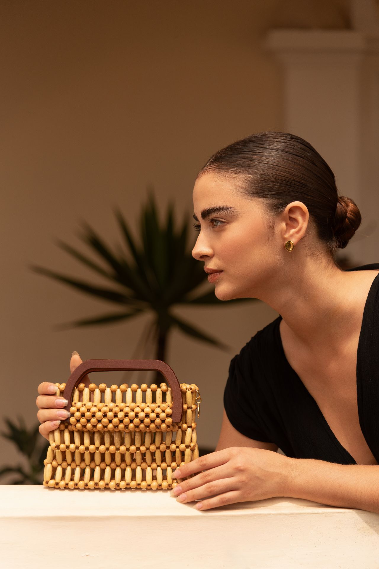 Cartera hecha de cuentas de Madera.
