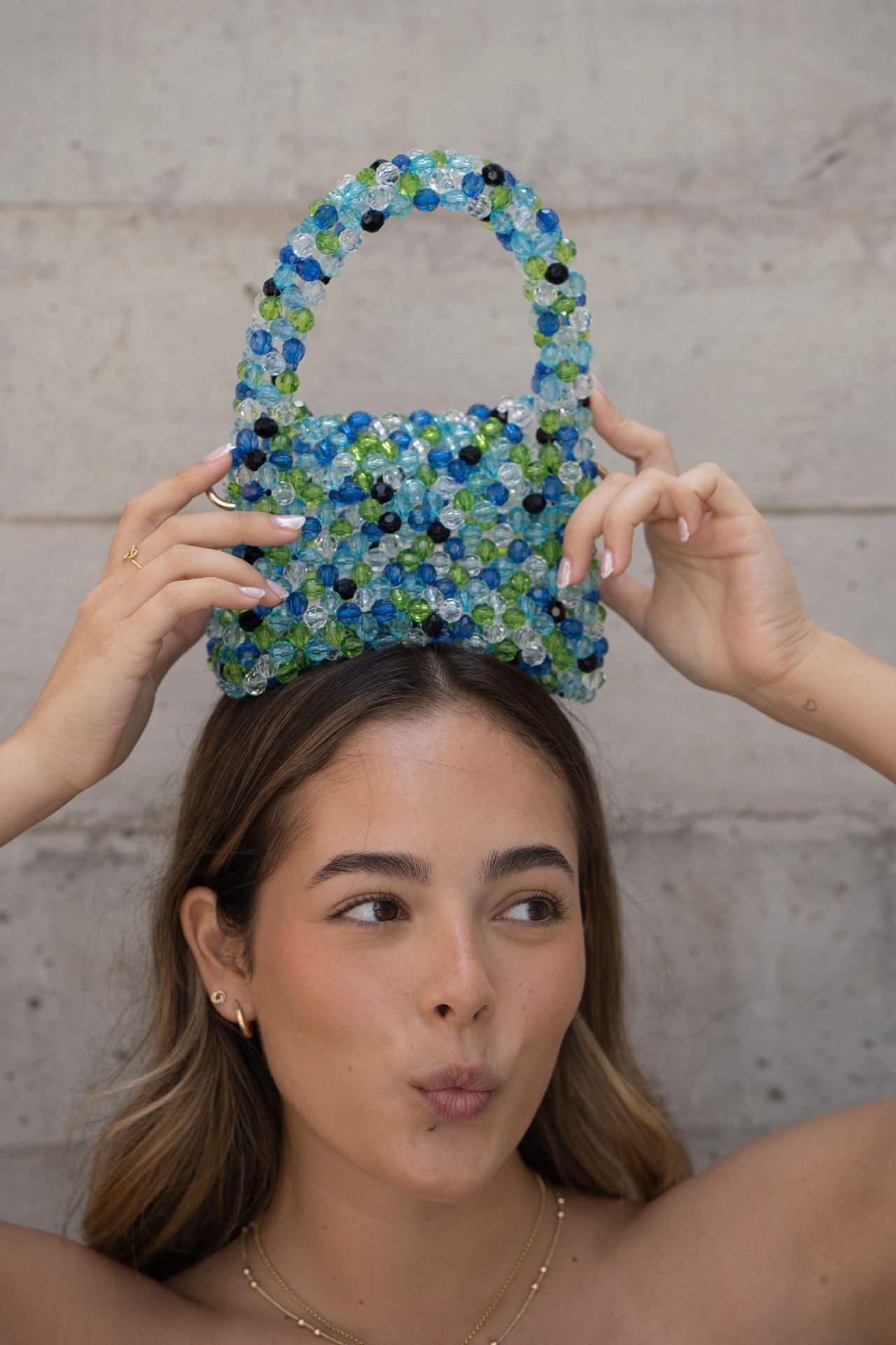 Cartera hecha de cuentas acrilicas.
