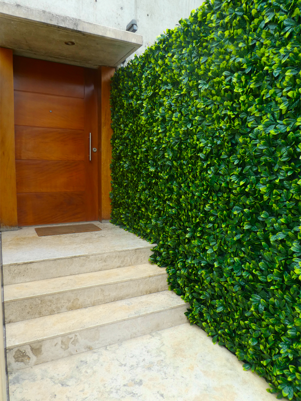Nueva solución arquitectónica de muros verdes que dan vida a tus espacios de interior y exterior. Este novedoso producto, simula a la perfección al jardín vertical. Revestimientos espectaculares.  